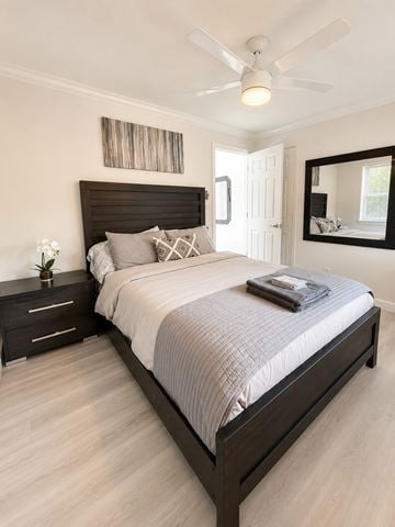 Fort Lauderdale apartment for rent - A bedroom with a large bed and a ceiling fan.