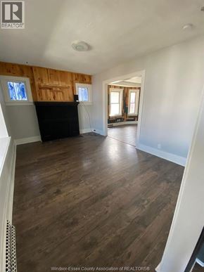 Windsor apartment for rent - A room with wooden floors and a black piano.