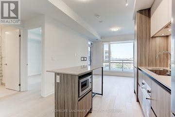 Vaughan (Beverley Glen) condo for rent - A modern kitchen with wooden cabinets and a large island.