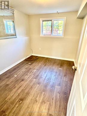 Barrie (Holly) apartment for rent - A room with wooden flooring and a window.