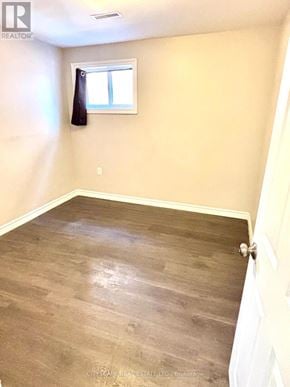 Barrie (Holly) apartment for rent - A room with wooden flooring and a window.