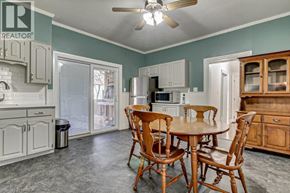 Scotland apartment for rent - A dining room with a table and chairs.