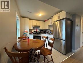 Windsor apartment for rent - A kitchen with a table and chairs in front of a refrigerator.
