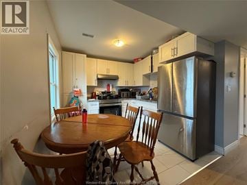 Windsor apartment for rent - A kitchen with a table and chairs in front of a refrigerator.