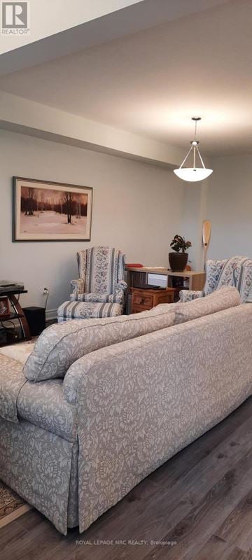 Niagara-On-The-Lake (Virgil) townhouse for rent - A living room with a couch and a painting on the wall.