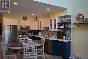 Ramara (Brechin) townhouse for rent - A kitchen with a table and chairs.