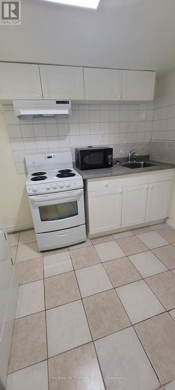 Toronto (O'connor-Parkview) townhouse for rent - A kitchen with a white stove and a white oven.