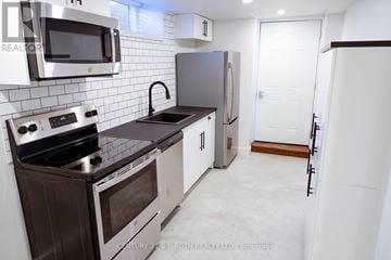 Innisfil (Lefroy) multi-family for rent - A kitchen with a stove top oven, microwave, and refrigerator.