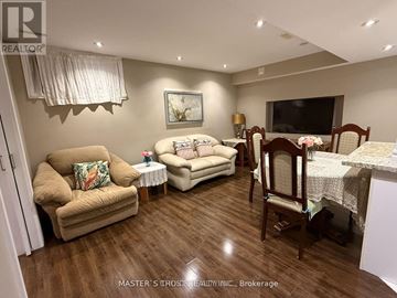Newmarket (Woodland Hill) apartment for rent - A living room with a couch, chair, and a table with a lamp.