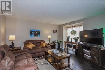 London South (South W) townhouse for rent - A living room with a brown couch and a painting on the wall.