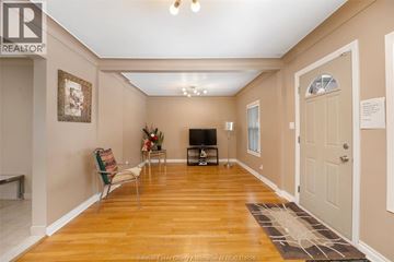 Windsor apartment for rent - A living room with a television and a chair.