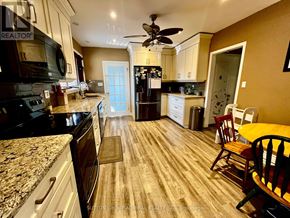 Niagara Falls (Ascot) apartment for rent - A kitchen with a table and chairs in the middle of the room.