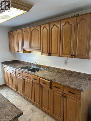 Cambridge townhouse for rent - A kitchen with wooden cabinets and a granite countertop.