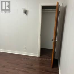 Toronto (Trinity-Bellwoods) apartment for rent - A room with a white wall and a door with a wooden frame.