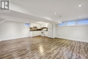Newmarket (Bristol-London) apartment for rent - A spacious room with wooden flooring and white walls.