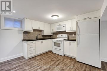 Newmarket (Bristol-London) apartment for rent - A kitchen with white appliances and wooden floors.