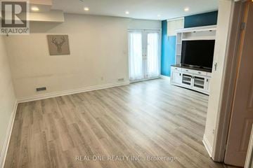 Richmond Hill (Observatory) apartment for rent - A spacious living room with a television and a flat screen window.