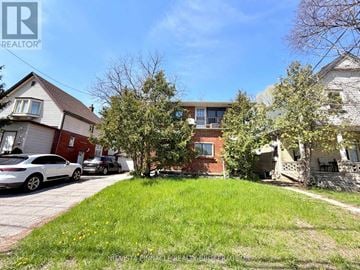London North (North N) apartment for rent - A residential area with houses and parked cars.