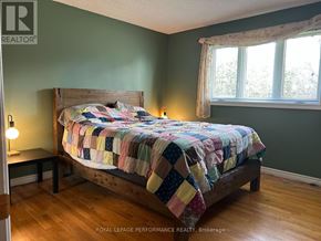 Alfred And Plantagenet apartment for rent - A bedroom with a bed and a window.