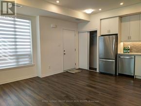 Mississauga (Mineola) townhouse for rent - A kitchen with a refrigerator, stove, and oven.
