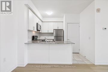 Oakville (Wm Westmount) townhouse for rent - A kitchen with white cabinets and a granite countertop.