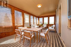 Asphodel-Norwood (Norwood) apartment for rent - A sunny room with a table and chairs.