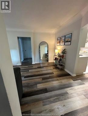 Windsor apartment for rent - A hallway with a wooden floor and a mirror on the wall.