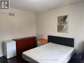 Vaughan (Patterson) apartment for rent - A bedroom with a bed, dresser, and a painting on the wall.