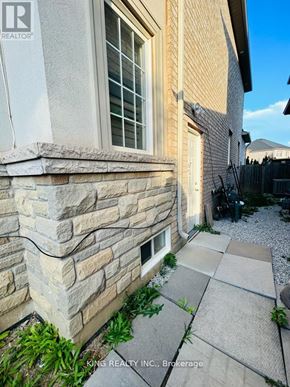 Brampton (Credit Valley) apartment for rent - A stone wall is part of a home's exterior.