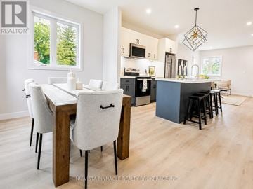 London North (North C) townhouse for rent - A modern kitchen with a dining table and chairs.