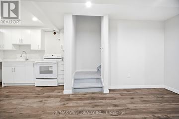 Brampton (Northwest Brampton) townhouse for rent - A white kitchen with a microwave and oven.