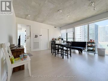 Toronto (Church-Yonge Corridor) condo for rent - A living room with a dining table and chairs.