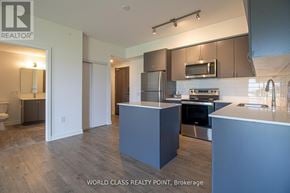 Barrie (Little Lake) condo for rent - A kitchen with a refrigerator, oven, and sink.