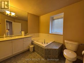Toronto (Newtonbrook West) townhouse for rent - A bathroom with a tub, toilet, and sink.