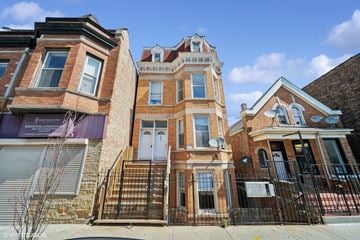 Chicago apartment for rent - A row of three Victorian style houses with a tree in front of the first one.