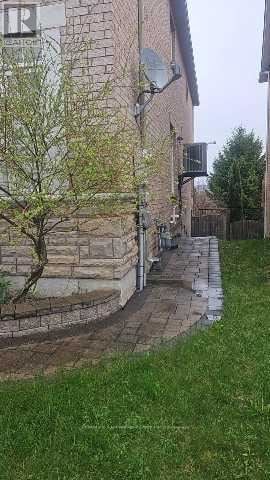 Richmond Hill (Jefferson) apartment for rent - A tree in a yard next to a building.