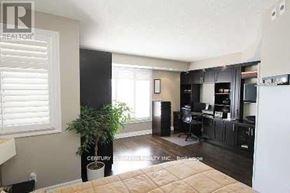 Toronto (Niagara) townhouse for rent - A living room with a couch and a plant.