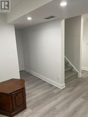 Whitchurch-Stouffville (Stouffville) apartment for rent - A room with a wooden box on the floor.