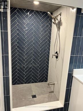 Toronto (Willowridge-Martingrove-Richview) apartment for rent - A shower with a white door and a black and white tiled wall.