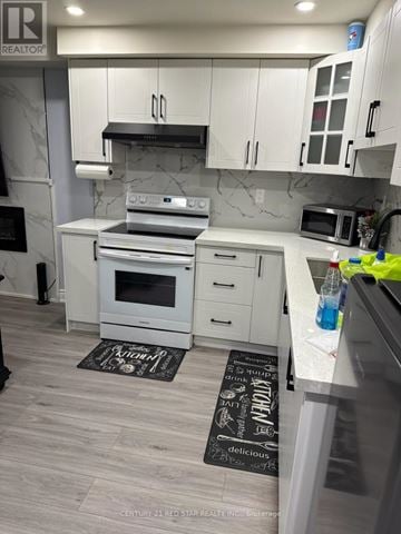 Brampton (Northwest Brampton) apartment for rent - A kitchen with a white oven and microwave.