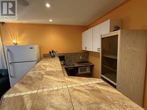 Hamilton (Jerome) apartment for rent - A kitchen with a refrigerator, microwave, and oven.