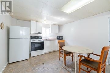 Welland (N. Welland) apartment for rent - A small kitchen with a table and chairs.