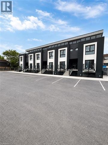 Niagara Falls townhouse for rent - A building with a parking lot in front of it.