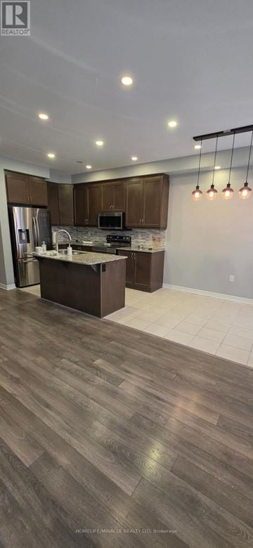 Brampton (Northwest Brampton) townhouse for rent - A kitchen with wooden cabinets and a countertop.