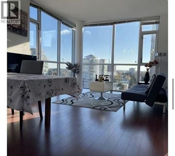 Richmond apartment for rent - A living room with a large table and a view of the city.
