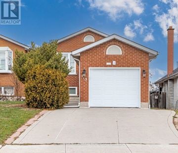 Bradford West Gwillimbury (Bradford) apartment for rent - A red brick house with a white garage door.