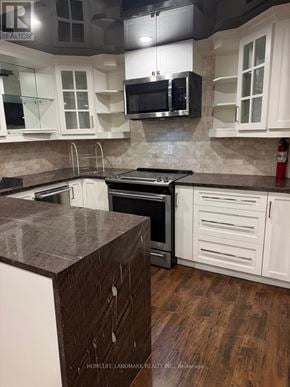 Richmond Hill (Westbrook) apartment for rent - A kitchen with white cabinets and a wooden island.