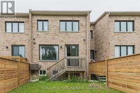 Richmond Hill (Oak Ridges Lake Wilcox) townhouse for rent - A brick building with a wooden fence in front.