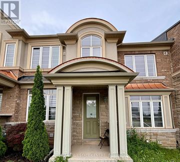 Oakville (Go Glenorchy) townhouse for rent - A house with a green door and a small porch.
