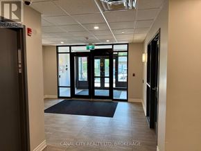 Thorold (Thorold Downtown) apartment for rent - A hallway with a black mat in front of a glass door.